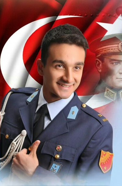 _aycacicek_'s tweet photo. BM serbest bırak dedi bırakmadılar, Yargıtay dosyayı bozdu bırakmadılar. Bugün anne babasını trafik kazasında kaybetti. Şimdi bıraksalar telafi edebilir mi bu acıyı? Bu gülen yüze "Anneni ve babanı kaybettik"demek kolay mı? Ya cenazeye kelepçeli gitse mi gitmese mi karar vermek? https://t.co/8ObyqroVQW