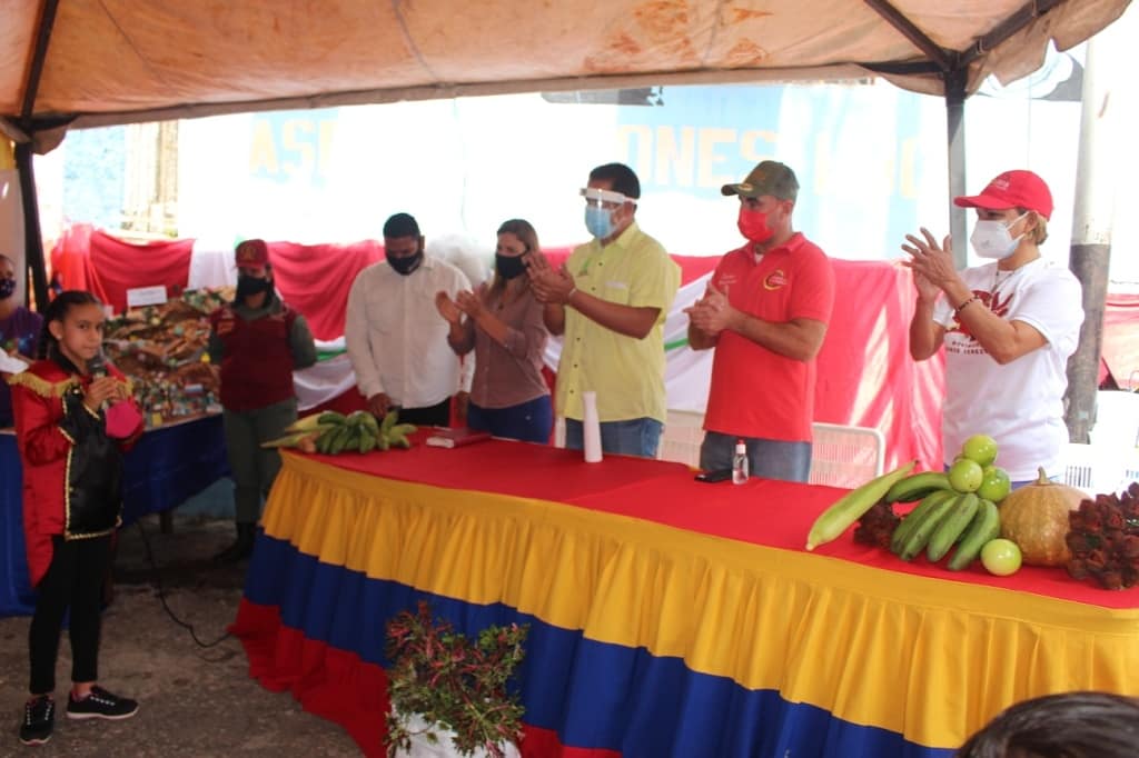 RangelSilva4F's tweet photo. Con el viceministro de Desarrollo Productivo Agrourbano, Yader Salazar, se visitó al sector Mesa Colorada, mpio. Trujillo, en una jornada de atención a más de 2 mil familias Víctimas de la Guerra Económica, una política inclusiva de nuestro Pdte. @NicolasMaduro #HeroesDeVerdad https://t.co/CqBVPpSjAR