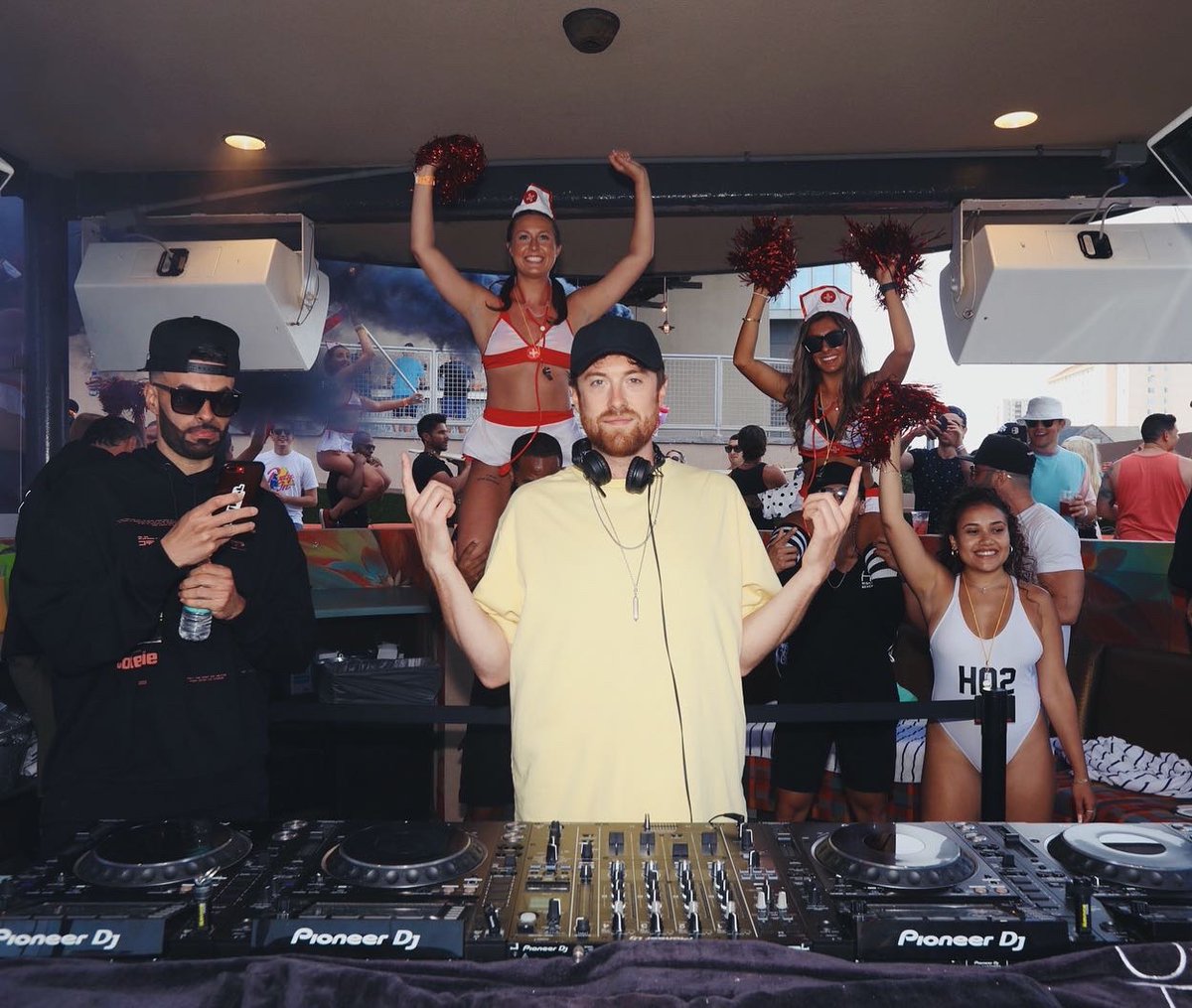HQ2AC's tweet photo. Cheers to sunny ☀️ #HQ2Beachclub Saturdays with @GorgonCity and @RSAMmusic! Who partied with us? https://t.co/dpzNWWR4Uf