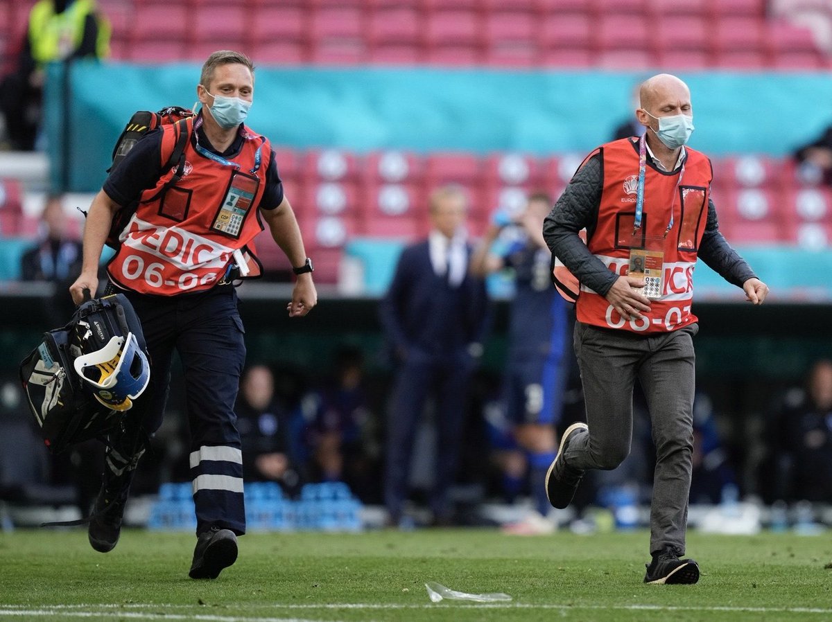 Y estos tipos no vienen en la convocatoria de la Eurocopa ni saldrán mañana en la portada, pero su intervención con la RCP resultó fundamental para tributar a Eriksen los primeros auxilios, claves en este tipo de desvanecimientos. Chapó por ellos.