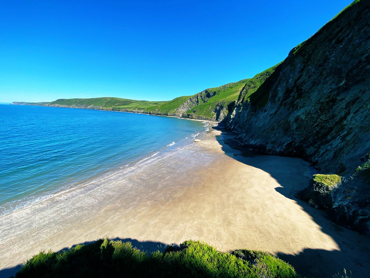 Absolutely packed beaches in #Ceredigion today. #beachlife #walkabitfurther #beachbliss @NTWales @visitceredigion