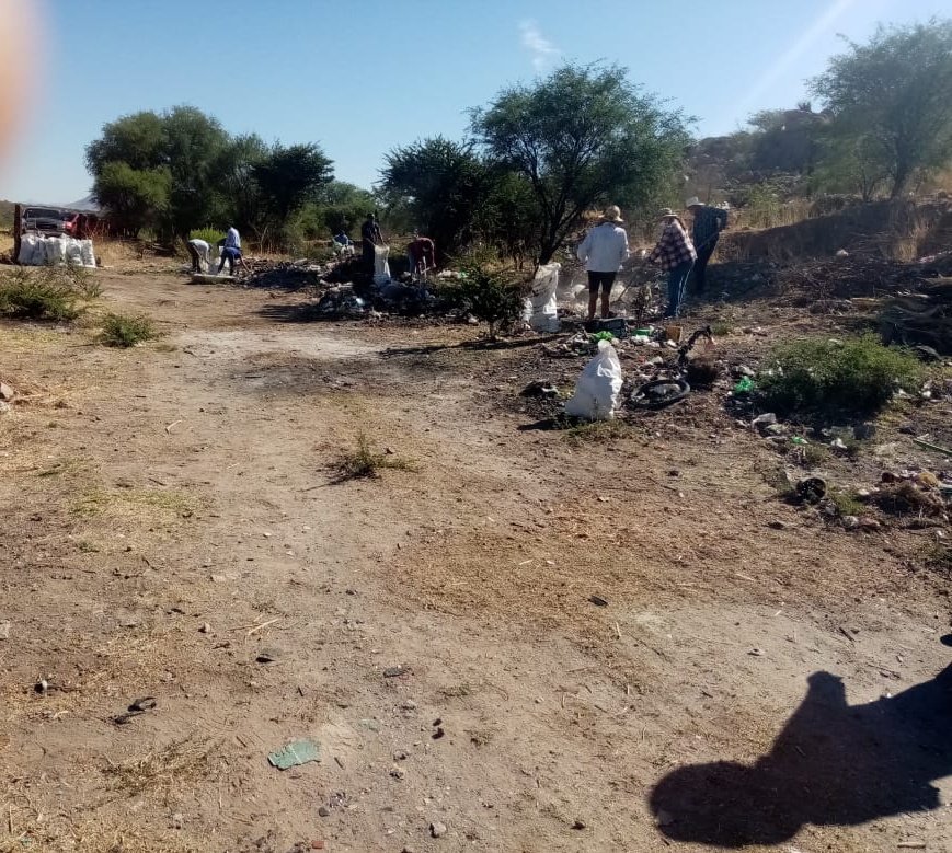 Rodrigo_mijares's tweet photo. Dentro de la «Jornada de Protección al Medio Ambiente», la Dirección de @ObrasPublicasDG, en coordinación con la Dirección @AmbienteDgo, autoridades y habitantes, llevó a cabo la limpieza en el acceso al poblado 1° de Mayo.
#AvanzamosJuntoS https://t.co/hWFaPN7xNF