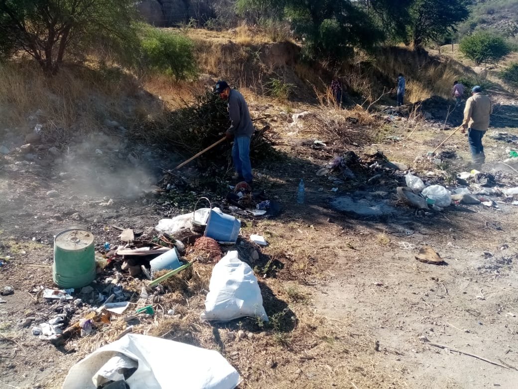 Rodrigo_mijares's tweet photo. Dentro de la «Jornada de Protección al Medio Ambiente», la Dirección de @ObrasPublicasDG, en coordinación con la Dirección @AmbienteDgo, autoridades y habitantes, llevó a cabo la limpieza en el acceso al poblado 1° de Mayo.
#AvanzamosJuntoS https://t.co/hWFaPN7xNF