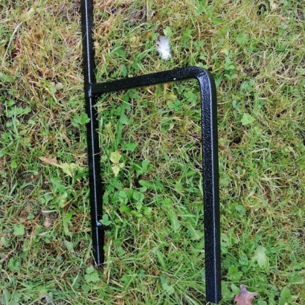 FeatureGarden's tweet image. The 4 way bird crook is ideal for holding bird feeders and attracts birds and wildlife into the garden. The four way bird crook is made from solid steel bar, coated in a durable black powder coating #birdfeeder #birds #wildlife #garden #feedbirds