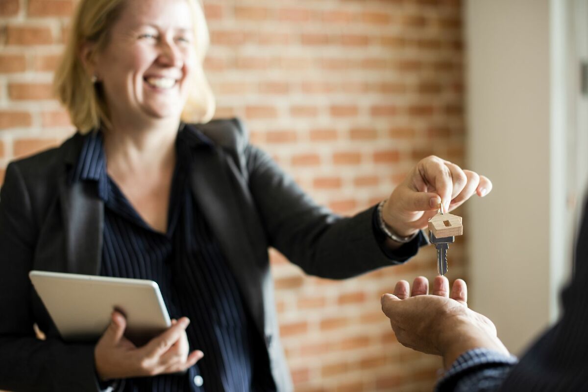 MattSanchezRE's tweet photo. Looking to take advantage of the hot housing market and a soaring stock market, investors bought about 1 of every 7 U.S. homes in the first quarter — up from the prior three quarters, in which they bought closer to 1 in 10 homes. https://t.co/GqAqZYjNkk https://t.co/jcX1L0Emjm