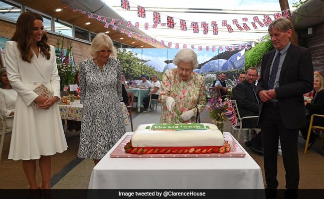 ndtvfeed's tweet photo. Queen Elizabeth Attends Big Lunch Meet On Her Official Birthday https://t.co/L0wv6y3D7C https://t.co/AW5IFtqz4c