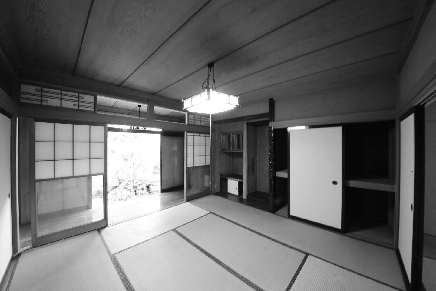 旧三福不動産 二間続きの和室をリビングダイニングに変身させたリノベです 以前は広縁と和室は 雪見障子で仕切られていましたが 新たにつくった全面ガラス張りの建具へ 広縁がリビングの延長のような心地よい居場所になって 空間をよりゆったり広々と