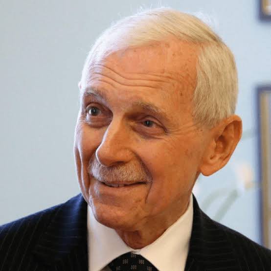 Olivier Kamitatu Etsu tweet media