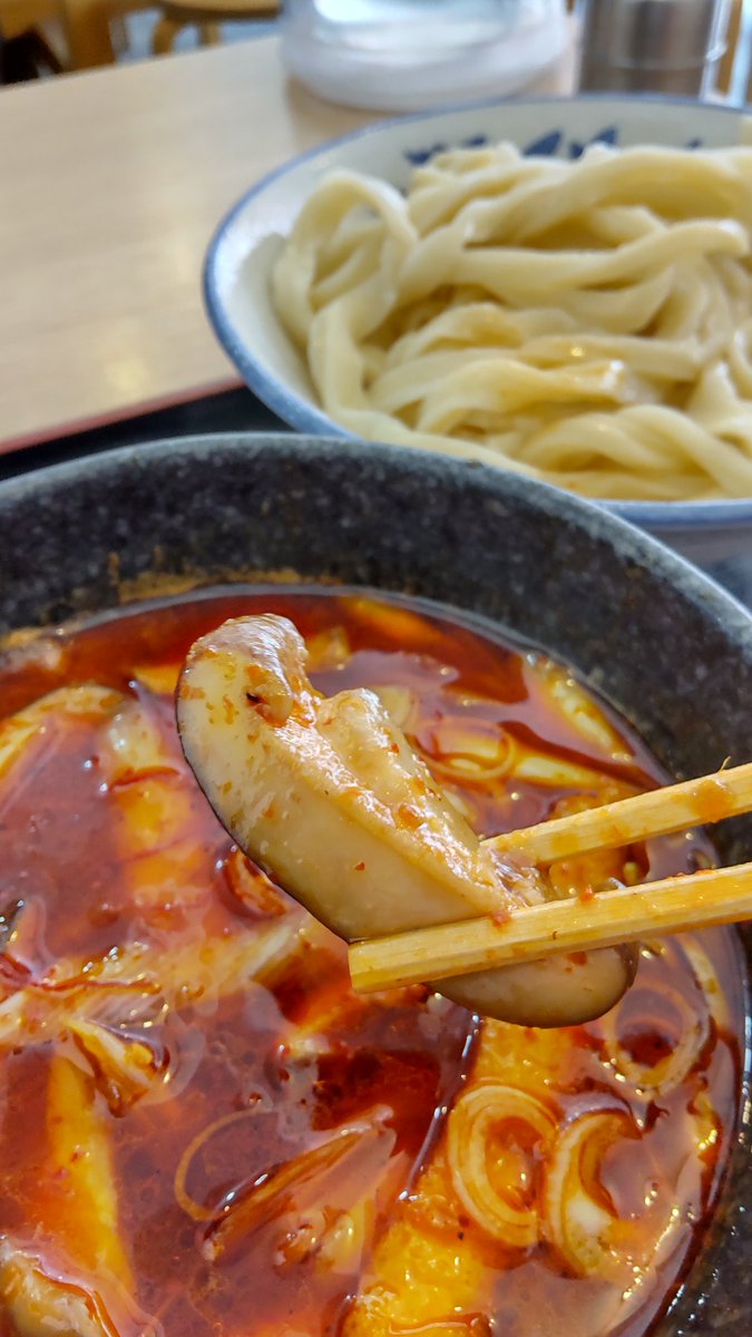 武蔵野うどんの湊（旧めんこや）さんへ。
麻辣つけうどん、並盛のきのこトッピングを冷盛りで。