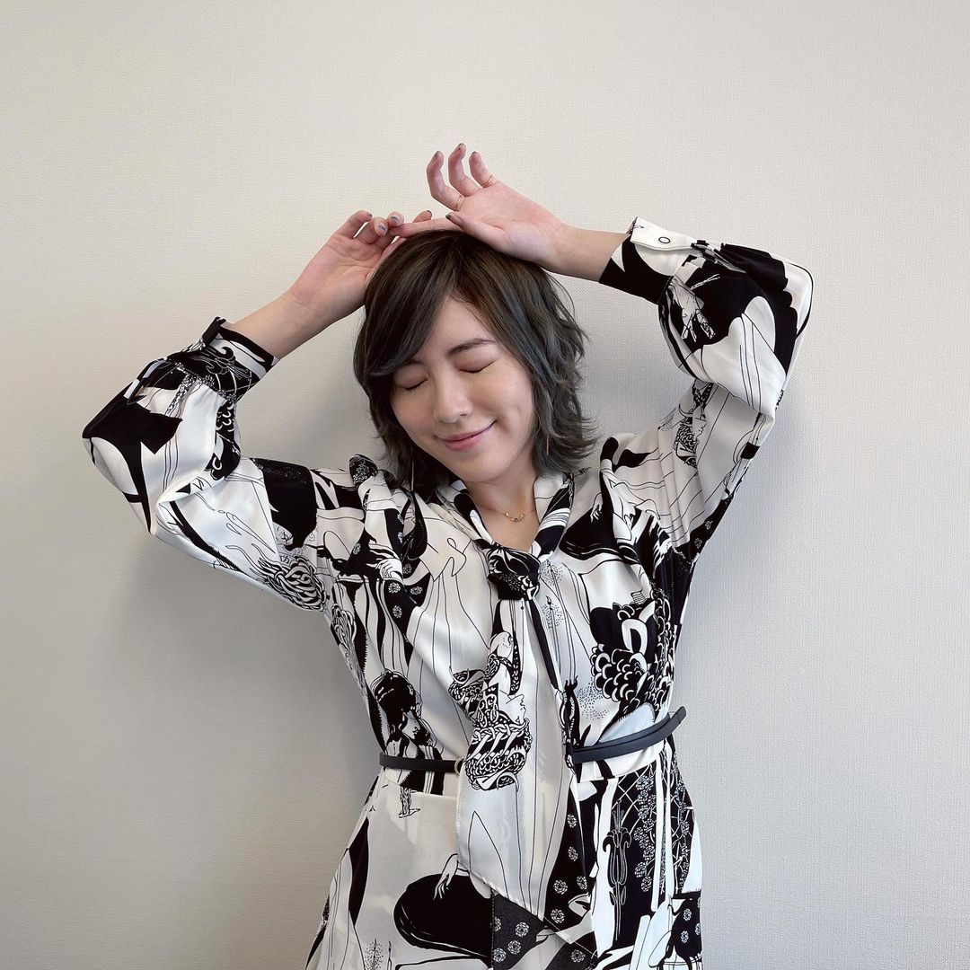 𝙹ᴜʀ𝚒ɴァ オレンジのバス It Was A Live Broadcast With Refreshing Monochrome Dress Do I Look Like An Adult ワンピ Dress Onepiece モノトーン Monotone Monochrome Love Photooftheday Haircolor Blue Gray Hairstyle 外ハネ