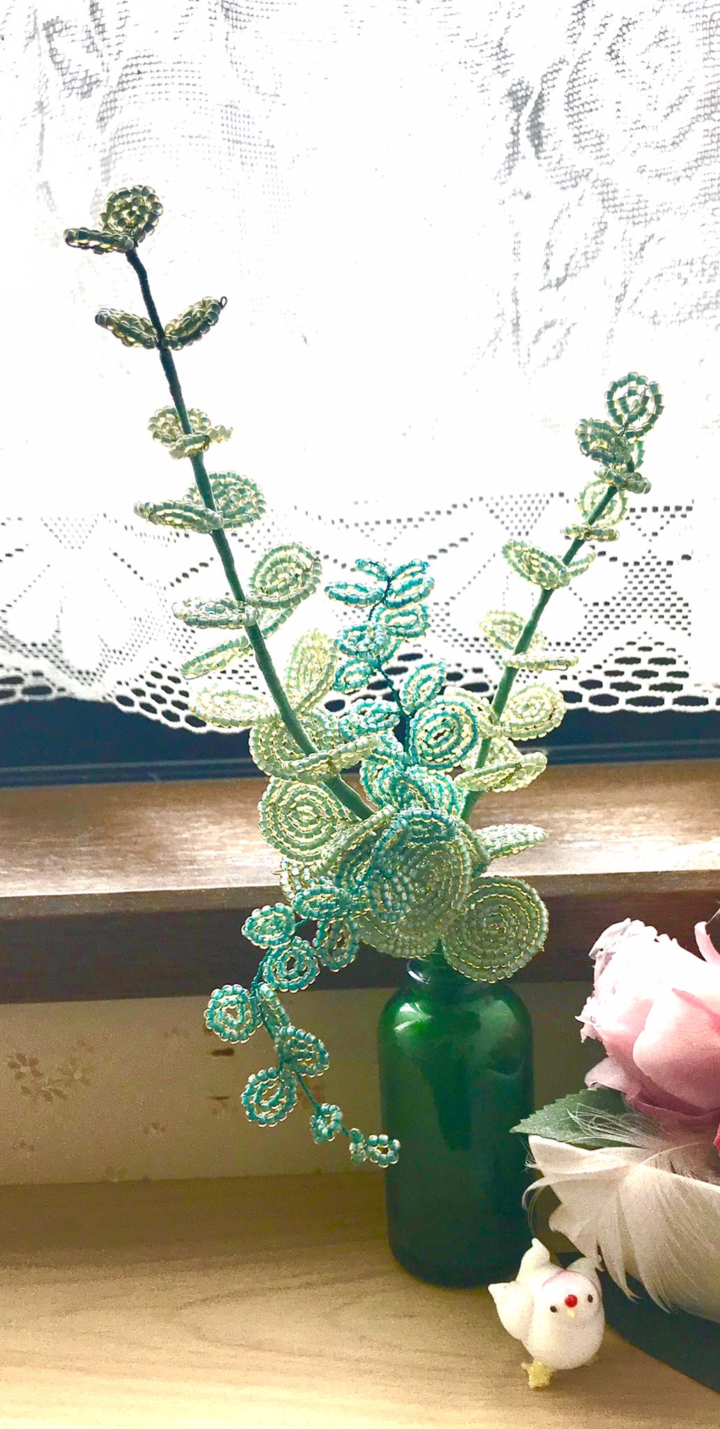 تويتر 葉 على تويتر ユーカリ 花屋さんで良く見かけるようになりました 小枝に 麻紐で結びつけるだけで素敵な壁飾りになります そのままドライフラワーになってもいいですね ビーズで 2種類の作り方で作りました どちらでもいろんな花と合わせやすいです