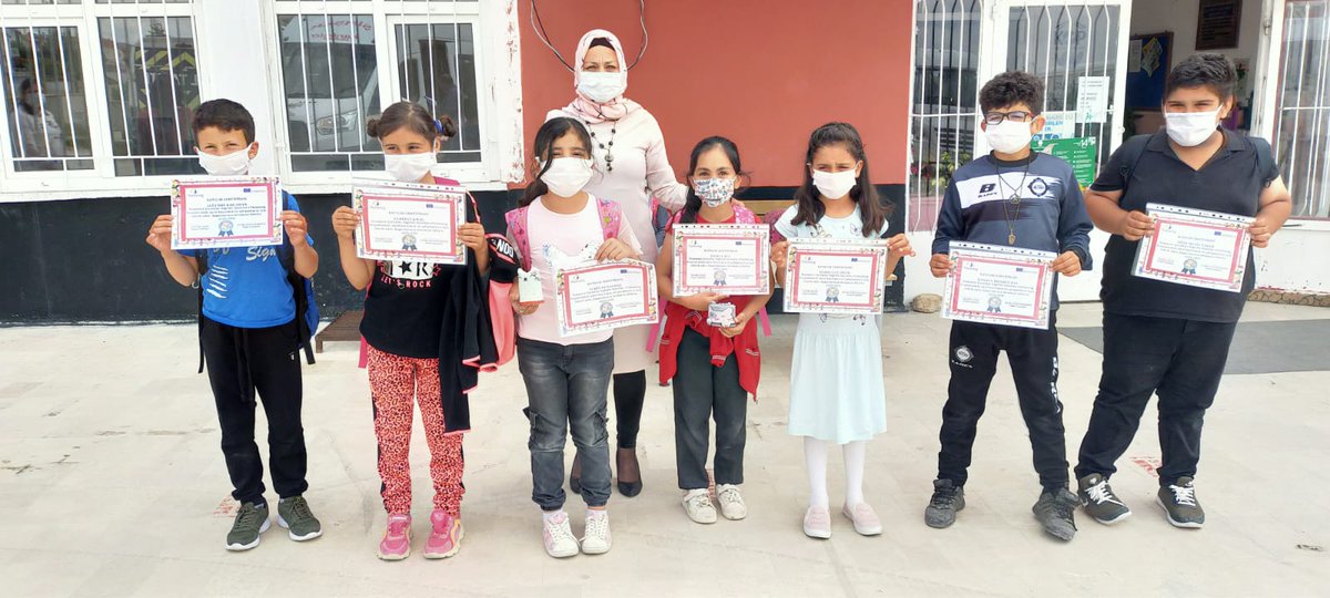 TemassKl's tweet photo. Öğrencilerimize sertifikalarını verdik. Başarılarının devamını dilerim. Nazire Çiçek Hacı Derviş Rasim Ünsal ��lkokulu
@nazirecicek20 @HacidervisIO @tretwinning @eTwinningDestek https://t.co/N7gU28e1aS