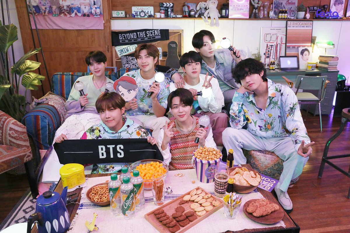 TinykooAmi's tweet photo. Happy 8th year anniversary to these seven guys who lend their arms to me when nobody did 🥺💜
#8YearsToInfinityWithBTS
#일곱의_겨울과_봄_뒤에_8주년
#방탄소년단 https://t.co/KXMK7VEXJH