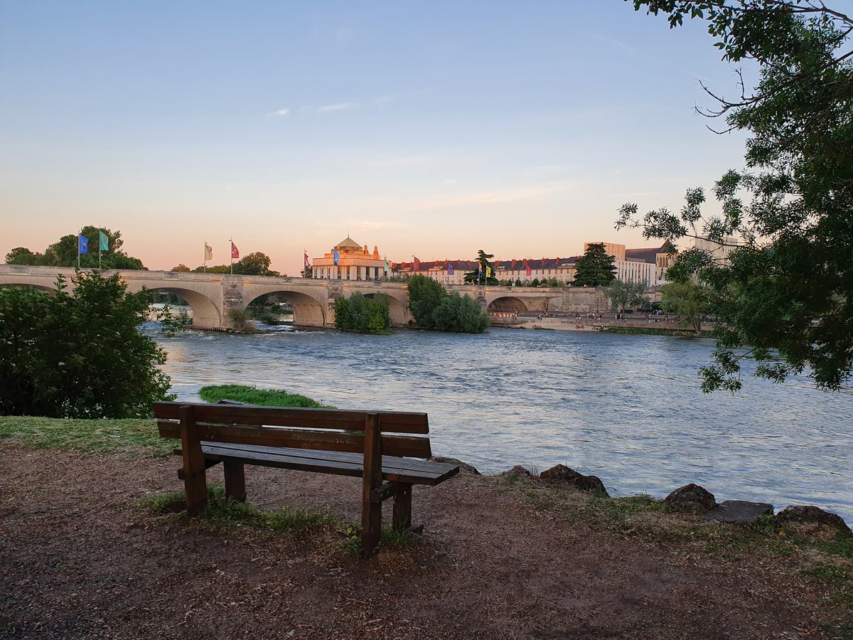 Mon #BancDominical / #MySundayBench
Sur l'île Simon, sur #LaLoire 
#Tours #Touraine
@DELARUEEm @BernardiniR @Alhingant @Pauline_Nollet @GaiaGR36 @McDoucere @CarolineDuc75 @ElfieNeuberger @MyFaveBench @philippepoustis @PF33160 @DRINITSA @JeanLucPons @DocArnica