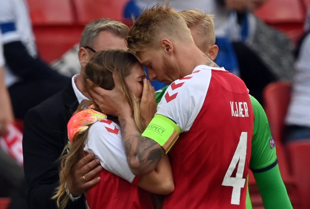 panditfootball's tweet photo. Momen kapten timnas Denmark, Simon Kjaer, bergerak cepat menolong Christian Eriksen. Dia berusaha memastikan lidah Eriksen tidak tertelan.

Kjaer mengubah posisi badan Eriksen sebelum tim medis tiba, mengajak rekan-rekan setim bikin barikade, dan menenangkan istri Eriksen. ❤️🇩🇰 https://t.co/ji2Incr7Bb