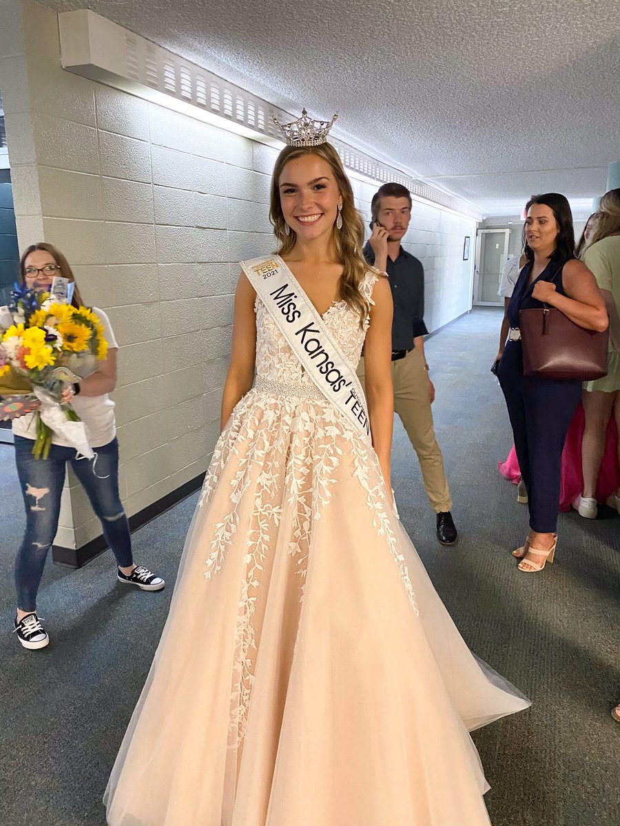 KWCHFelicia's tweet photo. Congratulations to the new Miss Kansas Outstanding Teen, Gracie Hendrickson! 

#missksoutstandingteen
#pageantfun https://t.co/SZUhZZaHzC