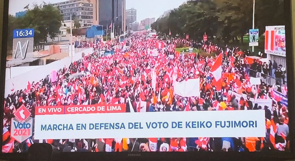 Marcha multitudinaria sin destrozos, sin policías atacados, sin heridos. La izquierda tiene mucho que aprender y nosotros una lucha que continuar 🇵🇪 ¡El Perú se levanta para defender su Libertad y Democracia! 🇵🇪