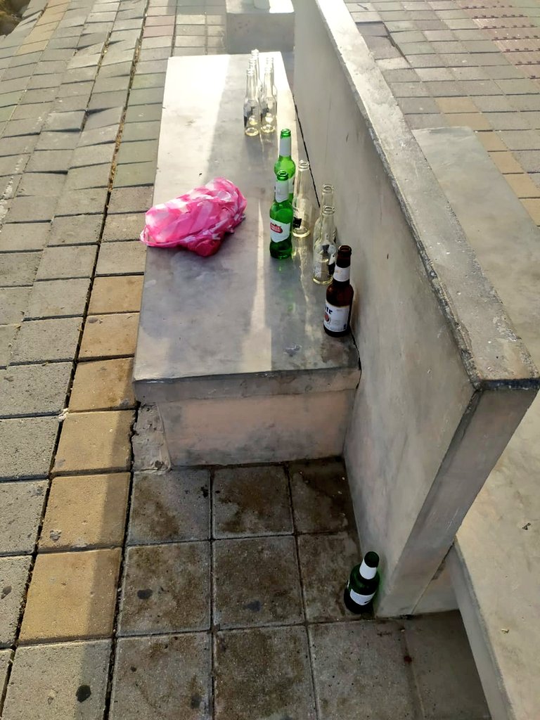 lecaegurrola's tweet photo. Como sería para que el sentido de pertenencia se apoderara de los noctambulos bebedores de la avenida primera en #Riohacha #cultura #conciencia #inconciencia #ambiente #perroconperro @blackandwhiteke @CoronaBeers https://t.co/D9yFdN9LYx