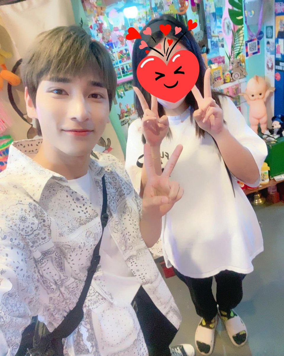 WinterBbang's tweet photo. The owner of this shop is sooo cute
she keeps repeating that she's a happy fan a success fan bcs she is finally able to meet hangyul
even scolding on another comment who asked who is this
she said why you don't know lee hangyul 😆 https://t.co/8LQNJSYlQN