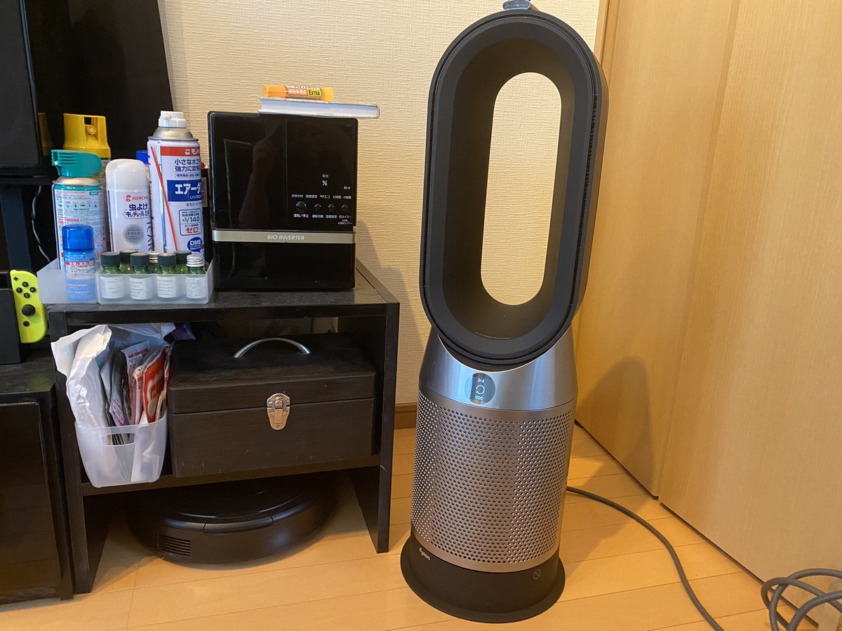 visquare4's tweet photo. 新入りダイソン君の定位置ここねー
#dyson #hp07 https://t.co/GsiPYvnfpf
