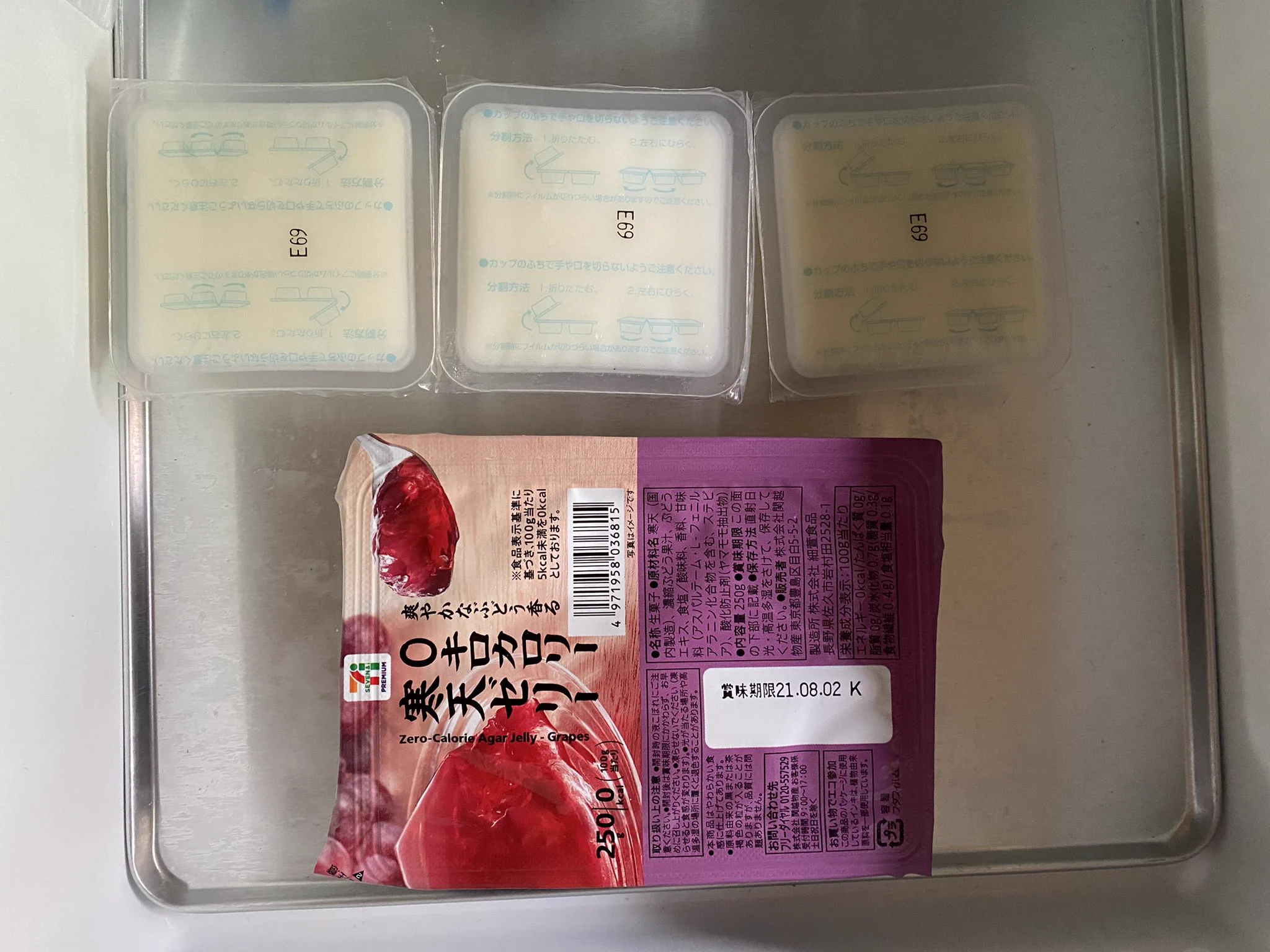早速セブン-イレブンで牛乳寒天を買ってきて冷凍してみる。
ついでに0カロリーゼリーも凍らしてみる。  