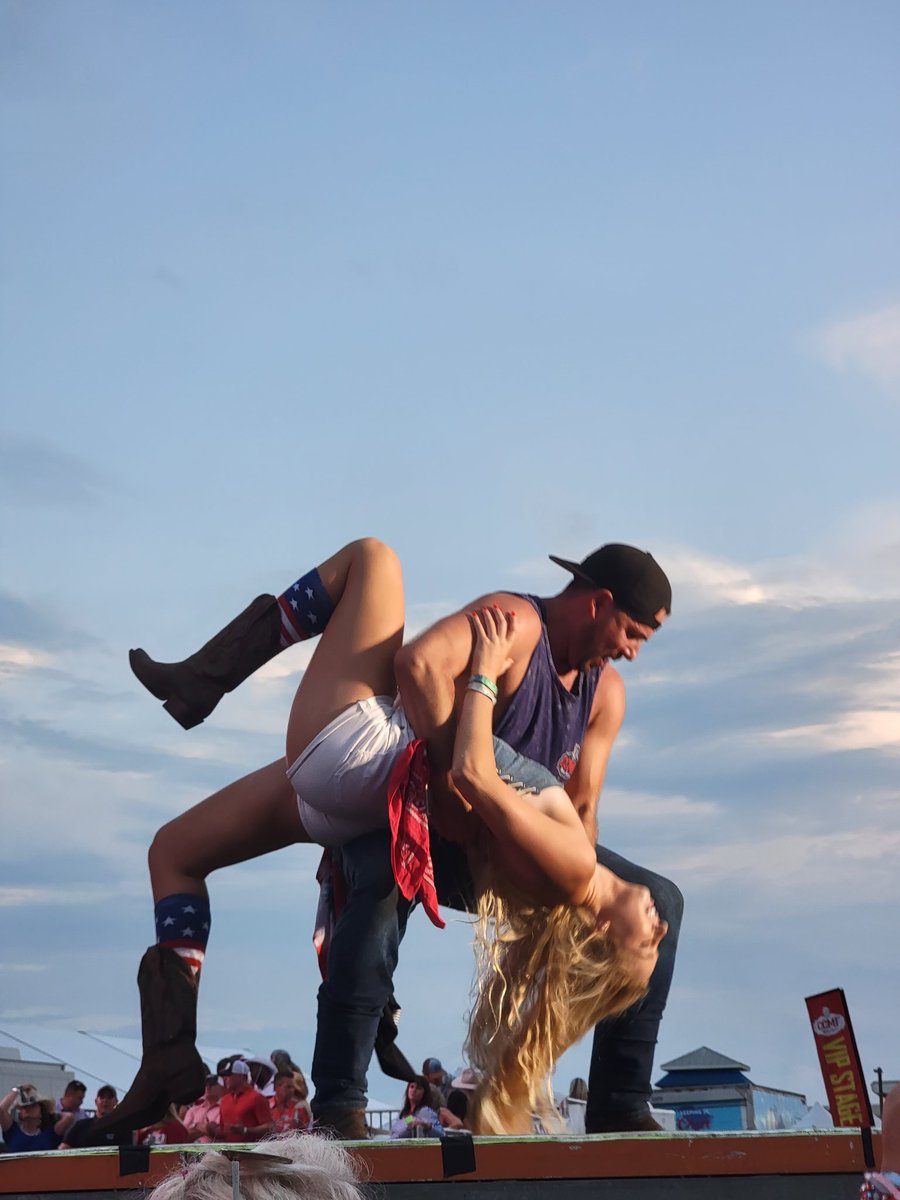 Jessica99064693's tweet photo. @CCMFLive line dancing on the main stage. https://t.co/4m0zdDvk14