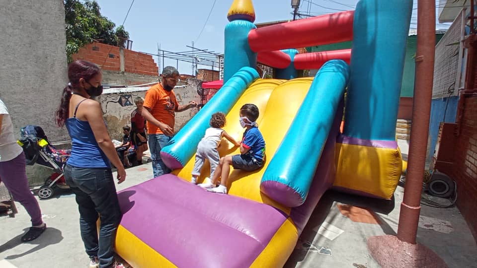 vmsfelicidad's tweet photo. #EsNoticia Más de 1.800 familias del eje 1 de la parroquia La Pastora recibieron atención en la Jornada de Salud Integral que organizó el Viceministerio de la Suprema Felicidad Social del Pueblo (VMSFSP). 
#HéroesDeVerdad @pestana_jl @NicolasMaduro @ConCiliaFlores https://t.co/ry33tR7mYF