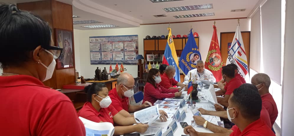 Bolipuertos__ve's tweet photo. #ElDato 📲 Gerente General del Puerto de La Guaira desarrolla reunión gerencial con Gerentes, Jefes de División y Departamentos para promover la implementación del Manual de Normas y Procedimientos

#02Jun #HeroesDeVerdad https://t.co/1G7FcX8ViW