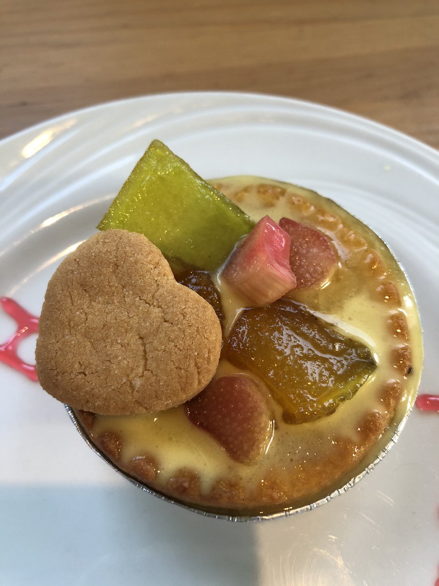 #TwitterBlackBox Grand Marnier cream tart, with a caramelized cantaloupe and local rhubarb compote, topped with a heart shaped sugar cookie 💕 happy birthday pop! <a href="/ChefAlex/">Aleksandrs (Chef Aleks)</a>