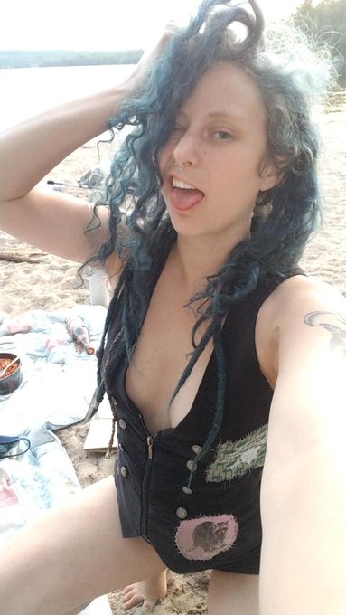 You know when your Senpai make you squirt on the beach...

#senpai #squirt #bluehair #blueeyes #quebecoise