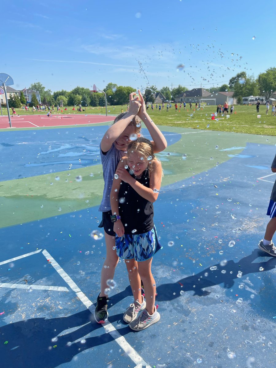 ms_sexton_'s tweet photo. Field Day Fun 💙🧡☀️ https://t.co/YaaSkR6CRQ