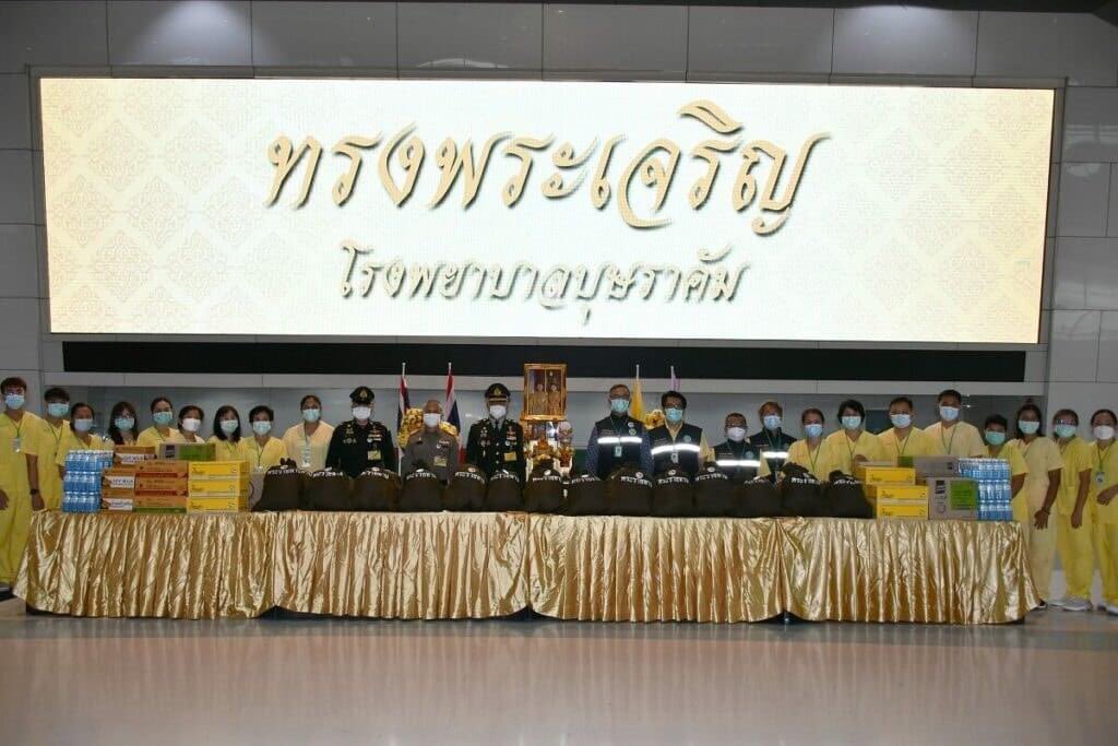 DOO_RTA's tweet photo. พระบาทสมเด็จพระเจ้าอยู่หัว และสมเด็จพระนางเจ้าฯ พระบรมราชินี ทรงพระกรุณาโปรดเกล้าฯ ให้ผู้แทนพระองค์เชิญถุงพระราชทานกำลังใจ อาหาร นมและน้ำดื่ม ไปมอบให้แก่บุคลากรทางการแพทย์โรงพยาบาลบุษราคัม กระทรวงสาธารณสุข เพื่อเป็นขวัญและกำลังใจในการดูแลผู้ป่วยโควิด-19 https://t.co/FPpgke32oz