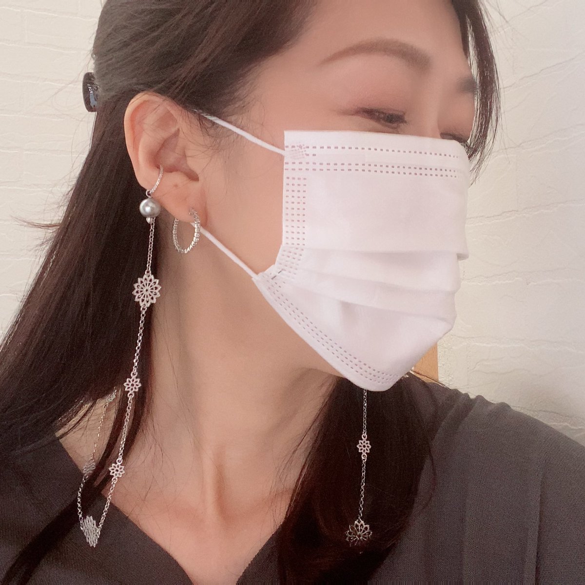 yoko_ao85's tweet photo. マスク姿でも、お気に入りのマスクチェーンとイヤカフでテンション上げていきます❗️
#青山宝飾
#ジュエリーマスクチェーン
#イヤカフ https://t.co/fnG5e3ukJ5