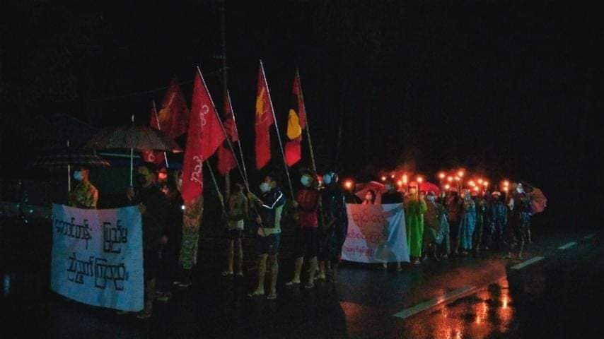 ju_zeeh's tweet image. The residents from  ThayetChaung Township, Dawei District staged a dawn strike in pouring rain to overthrow the dictator despite obstacles.

#Black4Rohingya
#June13Coup
#WhatsHappeningInMyanmar