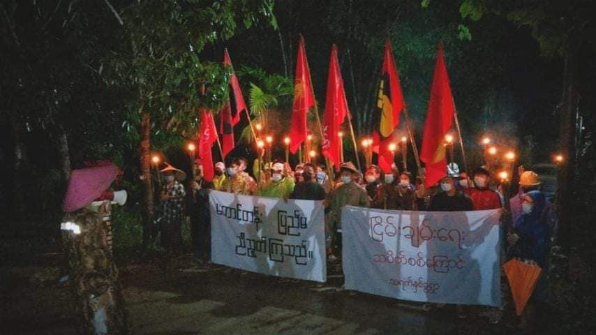 ju_zeeh's tweet image. The residents from  ThayetChaung Township, Dawei District staged a dawn strike in pouring rain to overthrow the dictator despite obstacles.

#Black4Rohingya
#June13Coup
#WhatsHappeningInMyanmar