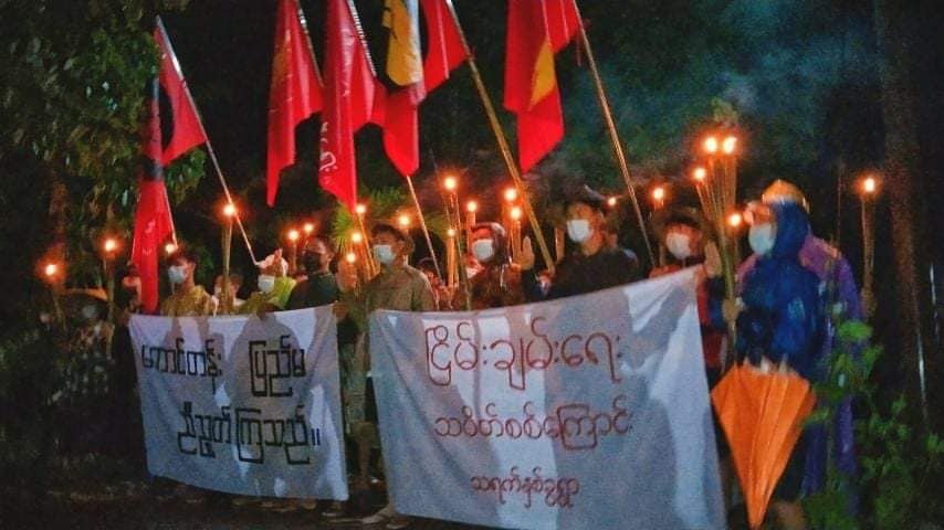 ju_zeeh's tweet image. The residents from  ThayetChaung Township, Dawei District staged a dawn strike in pouring rain to overthrow the dictator despite obstacles.

#Black4Rohingya
#June13Coup
#WhatsHappeningInMyanmar