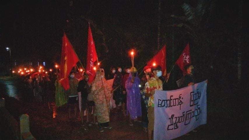 ju_zeeh's tweet image. The residents from  ThayetChaung Township, Dawei District staged a dawn strike in pouring rain to overthrow the dictator despite obstacles.

#Black4Rohingya
#June13Coup
#WhatsHappeningInMyanmar