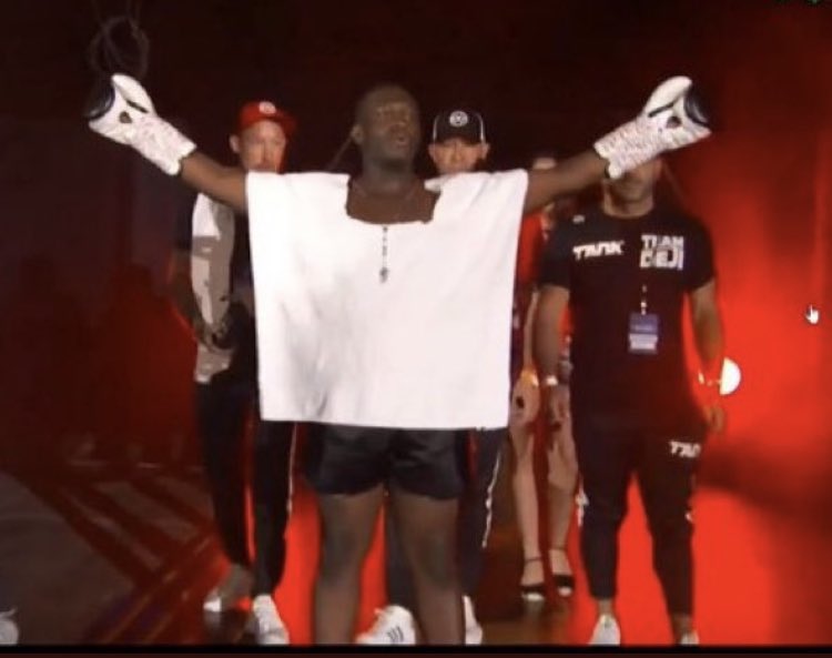 ParallelCarter's tweet photo. deji had the nerve to dress like the ancestors and we really thought he’d win https://t.co/whjq5cxgav