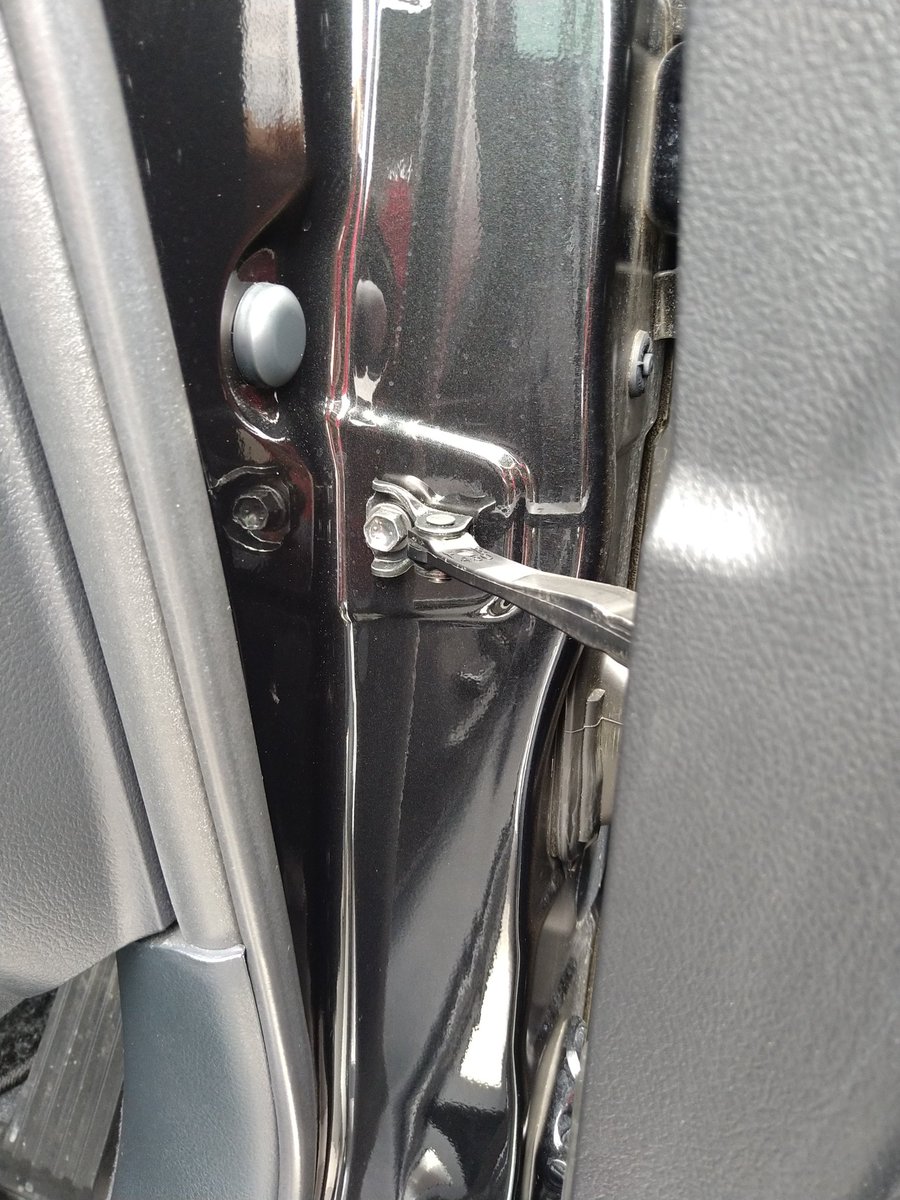 すいすい すいみょん トヨタ車汎用品の ドアヒンジカバーを取り付けした フィット感が半端ねぇ 笑 ドアヒンジカバー クラウンアスリート トヨタ クラウン Aws210 21クラウン 210クラウン トヨタ自動車 カスタムパーツ T Co Eytm8vudbm