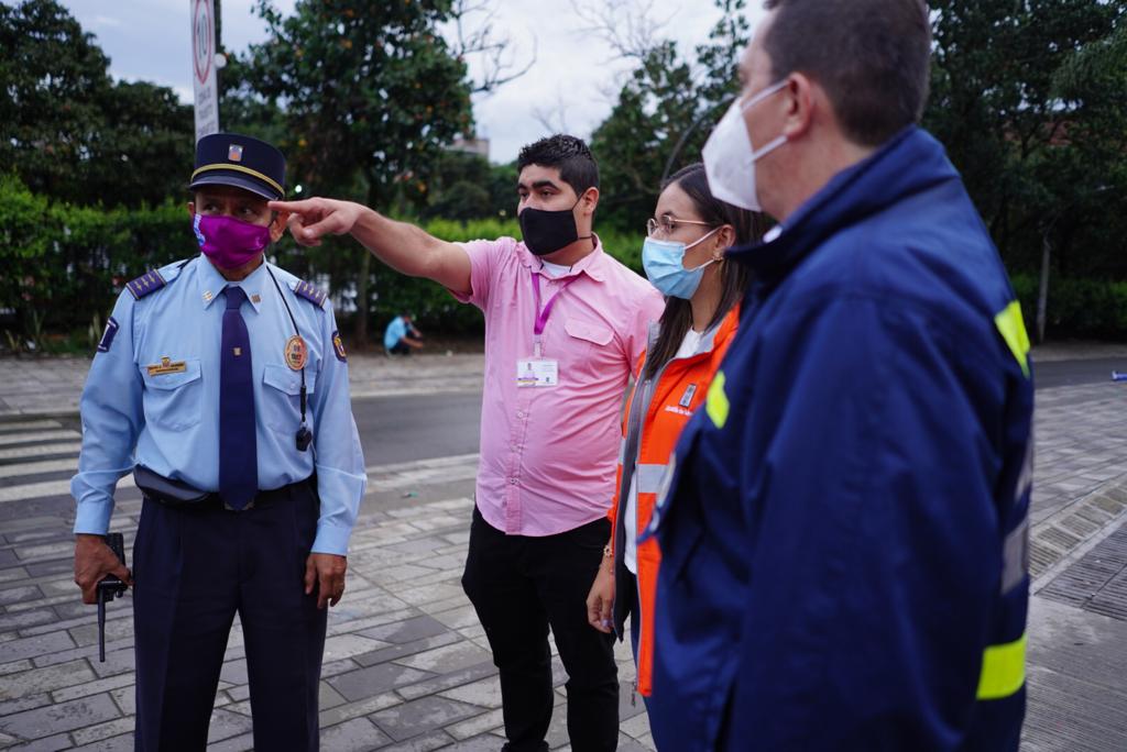 AlcaldiadeMed's tweet photo. #Atención 🗣️
Debido a las fuertes lluvias ⛈️ que se han presentado en la ciudad, cerramos de manera preventiva 🚧 la Avenida de Greiff, entre la carrera Cundinamarca y el sector de La Minorista.
Junto a @DAGRDMedellin, evaluamos los impactos y buscamos soluciones para esta zona . https://t.co/cVqLAnzSu9
