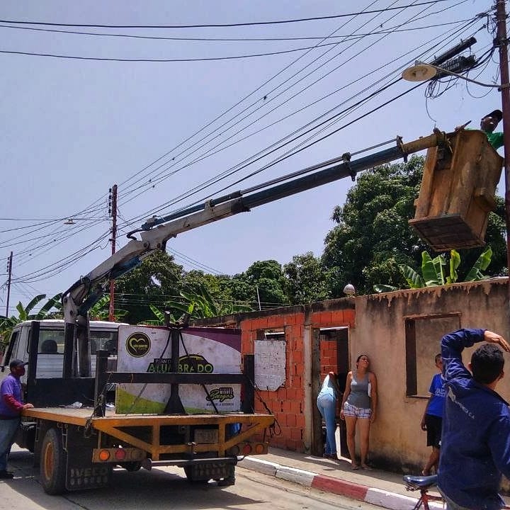 miguel10burgos's tweet photo. Hoy sábado nuestro equipo de electricistas continuó su trabajo en el Plan de Alumbrado Los Guayos Te Quiero ❤ gracias al gran apoyo del gobernador @rafaellacava10 seguimos llegando a más comunidades:
👉🏼 Los Olivos 1 y 2.
👉🏼 Alicia Pietri.

#losguayostequiero https://t.co/QNkuH3W50o