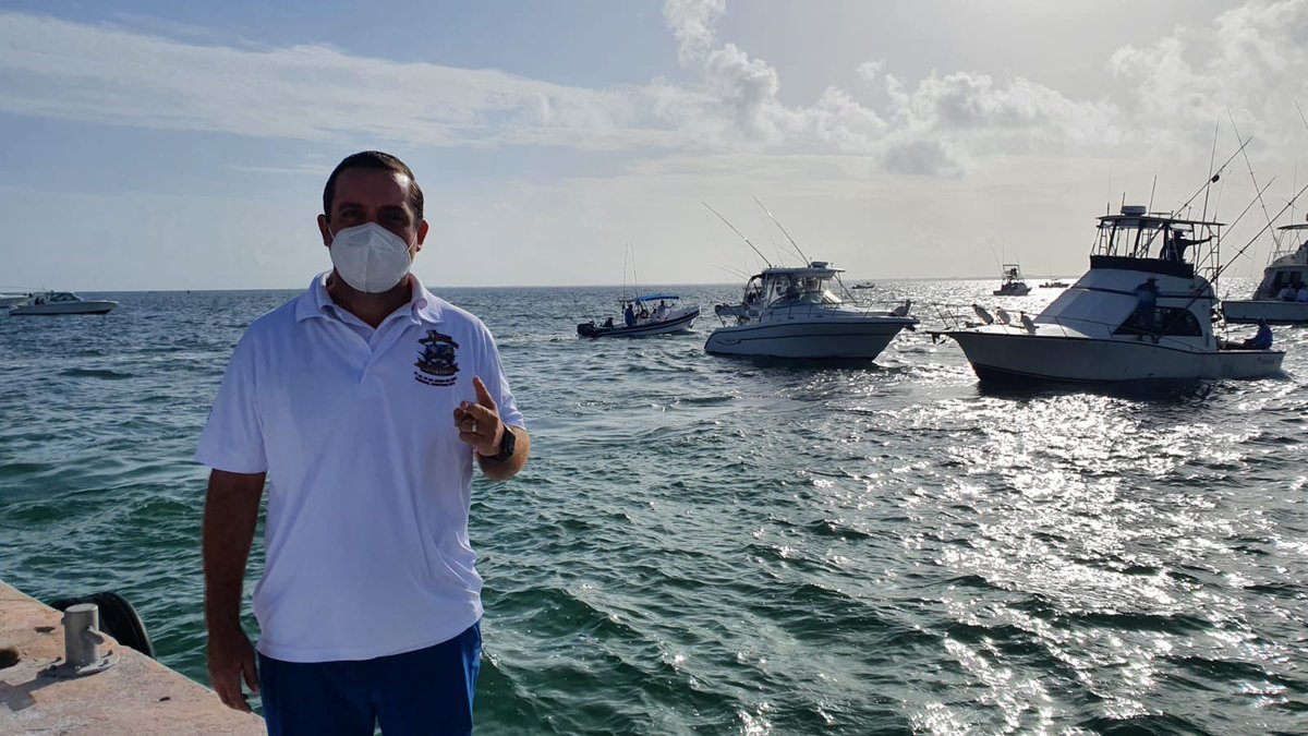 vikoacevedo's tweet photo. ⚡️El director del Instituto del Deporte de @AytoCancun, @dmgcancun, participó en el escopetazo de salida de la séptima edición del gran torneo de pesca deportiva "Capitán Ferrat", deseando éxito a las 51 embarcaciones que participan en #Cancún. 

📲https://t.co/fzHbYbqHps https://t.co/ZjwUJ42Rsw