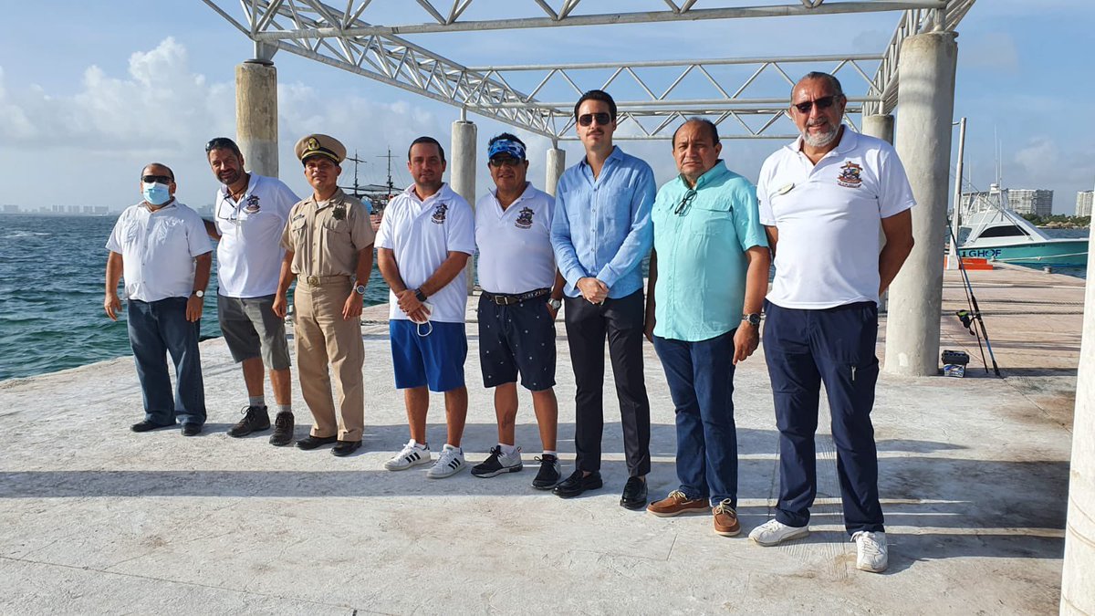 vikoacevedo's tweet photo. ⚡️El director del Instituto del Deporte de @AytoCancun, @dmgcancun, participó en el escopetazo de salida de la séptima edición del gran torneo de pesca deportiva "Capitán Ferrat", deseando éxito a las 51 embarcaciones que participan en #Cancún. 

📲https://t.co/fzHbYbqHps https://t.co/ZjwUJ42Rsw
