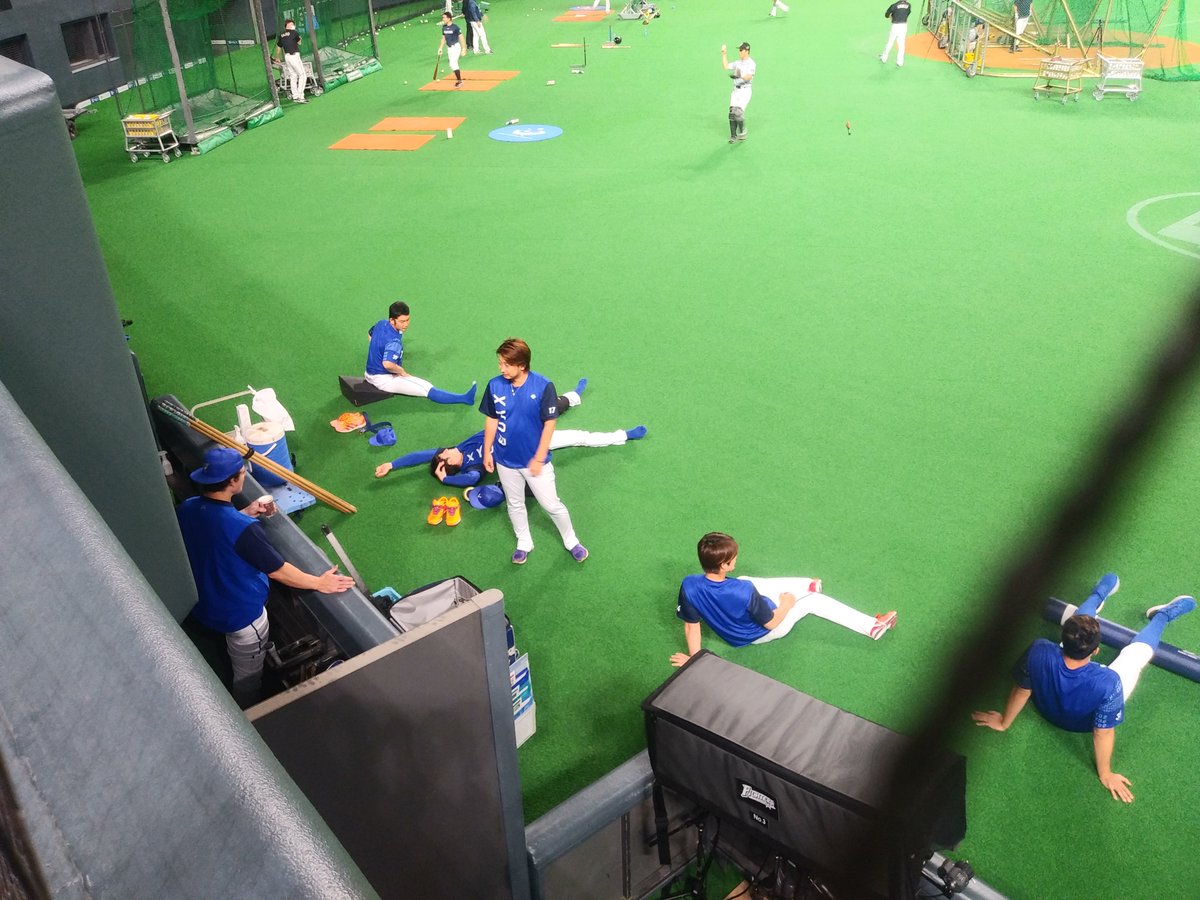斎藤直樹 日刊スポーツｄｅｎａ担当 ウォーミングアップからハイカットのスパイクを履く ベイスターズ オースティン 抑えの 三嶋一輝投手 と英語で会話をかわす光景も Baystars