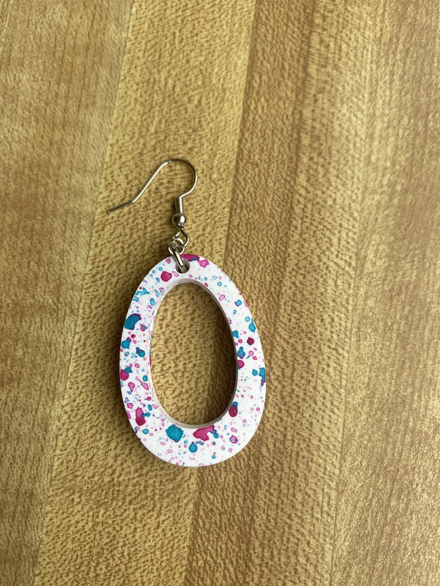 prttypbblsdsn's tweet photo. I definitely didn’t get paint all over my desk while making these (and others !!) splatter paint pride flag earrings https://t.co/mNHpoknG47