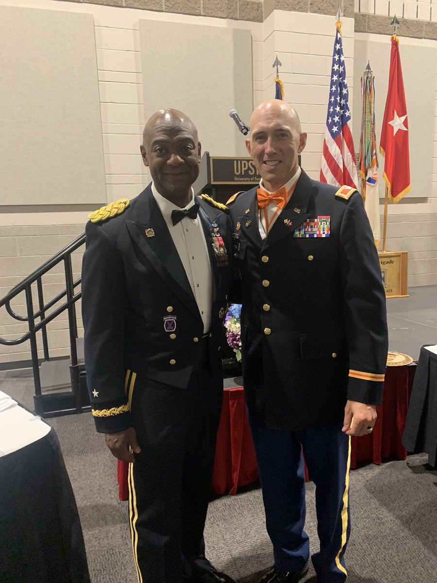 Beags_Beagle's tweet photo. Great evening with some awesome “Signaliers” of the 228th Signal Brigade, Spartanburg, SC. They know how to sport their colors 👍🏾 #totalarmy @SCNationalGuard @USArmy @fortjackson https://t.co/kuiXzJqT7X
