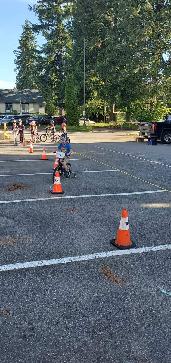 1stHaney's tweet photo. #Beavers held a #bikesafety 🚴‍♂️ meeting. They learned hand signals for turning and stopping #ScoutsDoStuff #SafeScouting @scoutscanada @FVCScouts #MapleRidge https://t.co/PD461er64c