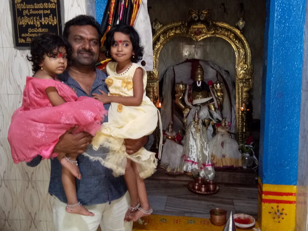 PuduriSunitha's tweet photo. This hospital collected 9 lakhs from us and my husband was died ... Iam having two small  girl childs 🙏🙏🙏🙏 please help us sir @SonuSood @SonuSoodArmy https://t.co/8hsWKcAvGp