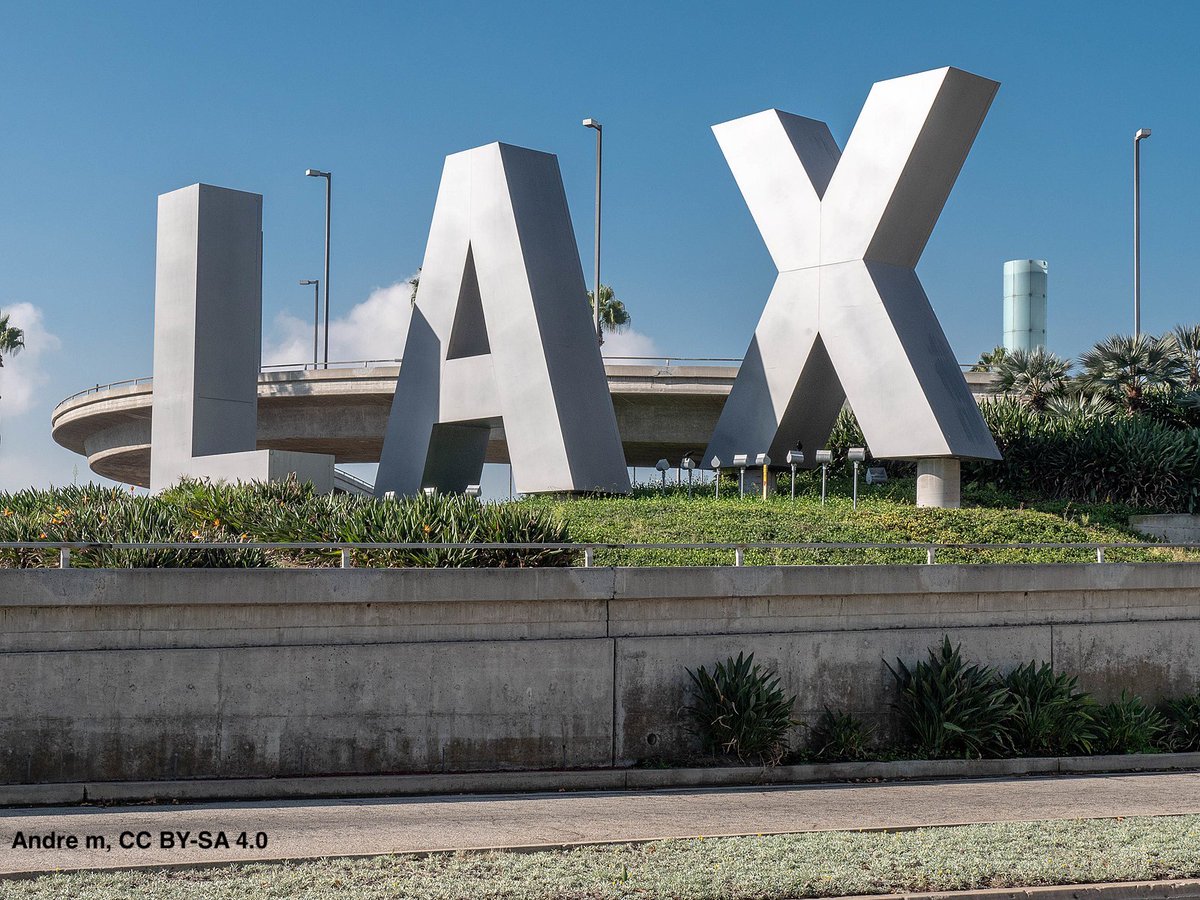neiltyson's tweet photo. Flew into LA on Friday (to appear on @BillMaher)  and once again thought to myself: The Airport name “LAX” and the HOLLYWOOD signs are so large, they might be the largest letters on Earth — possibly soliciting visits from curious space aliens. https://t.co/OE6zxngwin