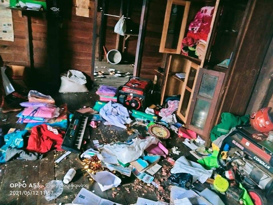 spring21MM's tweet photo. Military terrorists burglarized at least 45 houses in #Ayesakhan village,#Mindat Tsp, Chin state,&amp; looted 3 million kyats including donation money during June 1-7.
-In addition, terrorists even took away refugees' tents inside the temple compound with the white flag.
#June13Coup https://t.co/GA40P63YyG